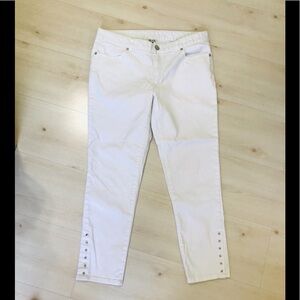 Cache ankle skinny jeans buttons on ankles. EUC